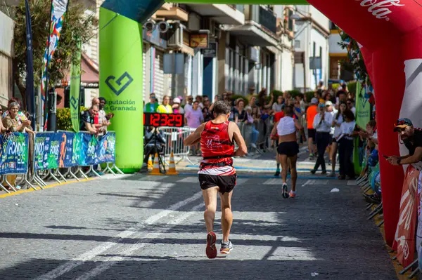 ORGIVA, İSPA - 18 Mayıs 2025: La Carrera Popüler Orgiva İspanya 'nın Orgiva kentinde 18.500 metre uzunluğundaki en uzun mesafe atletizm müsabakasıdır.