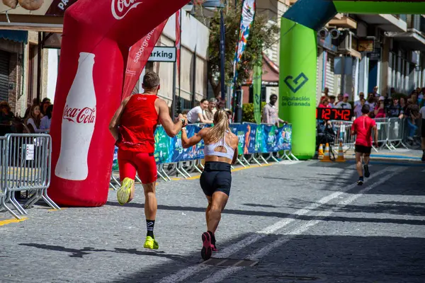 ORGIVA, İSPA - 18 Mayıs 2025: La Carrera Popüler Orgiva İspanya 'nın Orgiva kentinde 18.500 metre uzunluğundaki en uzun mesafe atletizm müsabakasıdır.