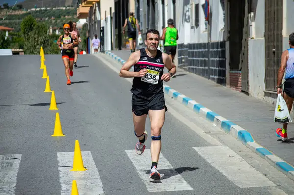 ORGIVA, İSPA - 18 Mayıs 2025: La Carrera Popüler Orgiva İspanya 'nın Orgiva kentinde 18.500 metre uzunluğundaki en uzun mesafe atletizm müsabakasıdır.