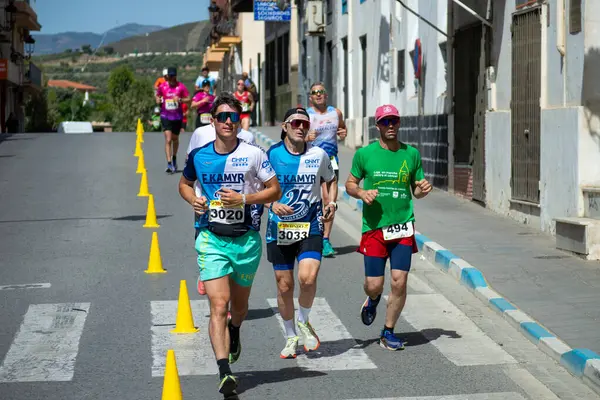 ORGIVA, İSPA - 18 Mayıs 2025: La Carrera Popüler Orgiva İspanya 'nın Orgiva kentinde 18.500 metre uzunluğundaki en uzun mesafe atletizm müsabakasıdır.