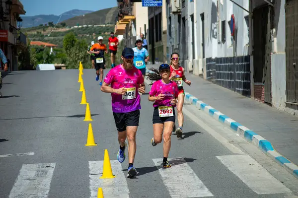 ORGIVA, İSPA - 18 Mayıs 2025: La Carrera Popüler Orgiva İspanya 'nın Orgiva kentinde 18.500 metre uzunluğundaki en uzun mesafe atletizm müsabakasıdır.