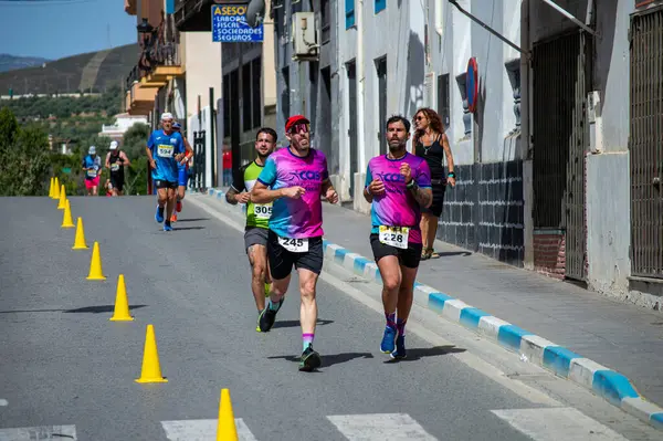 ORGIVA, İSPA - 18 Mayıs 2025: La Carrera Popüler Orgiva İspanya 'nın Orgiva kentinde 18.500 metre uzunluğundaki en uzun mesafe atletizm müsabakasıdır.