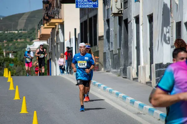 ORGIVA, İSPA - 18 Mayıs 2025: La Carrera Popüler Orgiva İspanya 'nın Orgiva kentinde 18.500 metre uzunluğundaki en uzun mesafe atletizm müsabakasıdır.