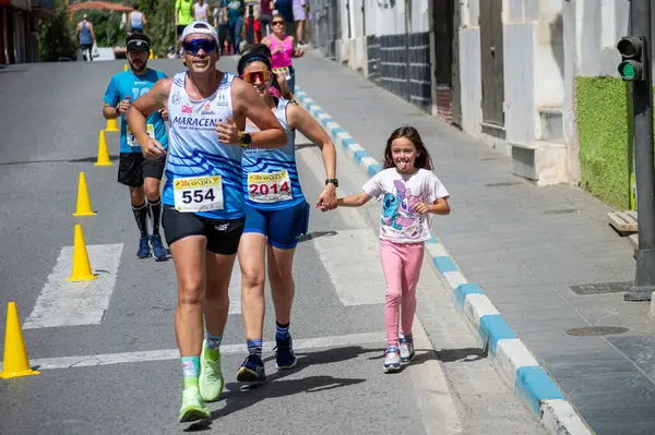 ORGIVA, İSPA - 18 Mayıs 2025: La Carrera Popüler Orgiva İspanya 'nın Orgiva kentinde 18.500 metre uzunluğundaki en uzun mesafe atletizm müsabakasıdır.