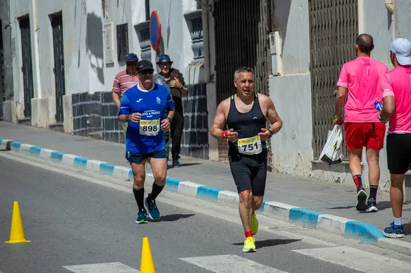 ORGIVA, İSPA - 18 Mayıs 2025: La Carrera Popüler Orgiva İspanya 'nın Orgiva kentinde 18.500 metre uzunluğundaki en uzun mesafe atletizm müsabakasıdır.