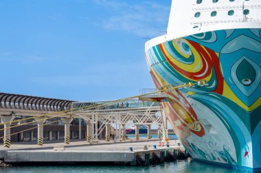 MALAGA, İspanya - 29 Eylül 2024: Malaga, İspanya 'da seyir gemisi