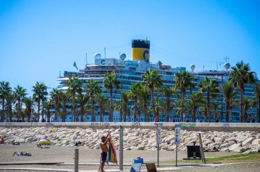 MALAGA, İspanya - 29 Eylül 2024: Malaga, İspanya 'da seyir gemisi