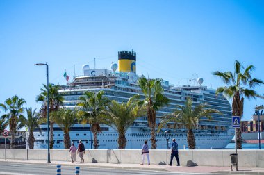 MALAGA, İspanya - 29 Eylül 2024: Malaga, İspanya 'da seyir gemisi