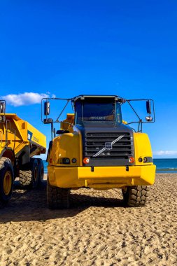 TORREMOLINOS, İspanya - 23 Şubat 2025 'te İspanya' nın Torremolinos plajında park halindeki Volvo rayları