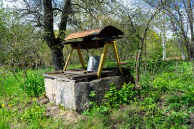 Köyde terk edilmiş eski bir kuyu duruyor. Etrafı otlarla çevrili ve unutulmuş bir tarih anlayışı var..