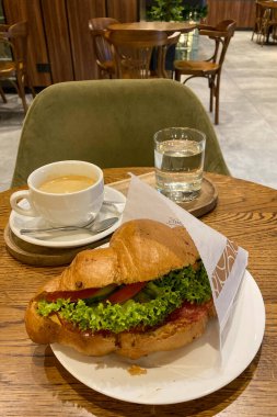 SLOVAKIA, BRATISLAVA - 8 Ocak 2025: Bratislava 'daki tarihi şehir merkezinde Lviv Croissants restoranında lezzetli yemek ve kahve