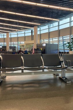 AUSTRIA, VİNENA - 8 Ocak 2025: Avusturya 'nın Viyana kentindeki havaalanının geniş ve modern lobisi