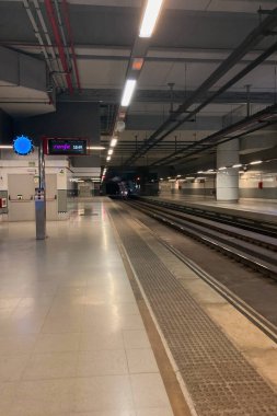 AUSTRIA, VİNENA - 8 Ocak 2025: Avusturya 'nın Viyana kentindeki havaalanının geniş ve modern lobisi