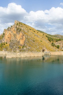 Quentar 'daki rezervuar barajında bulutlu hava durumu, Granada ili, Endülüs, İspanya