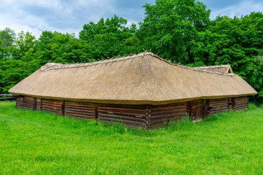 Ukrayna 'nın tipik bir antik evi, Ukrayna' daki geleneksel kırsal mimari ve kültür mirasını yansıtan, saman ile kaplıdır..