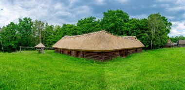 Ukrayna 'nın tipik bir antik evi, Ukrayna' daki geleneksel kırsal mimari ve kültür mirasını yansıtan, saman ile kaplıdır..