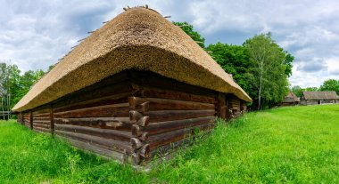 Ukrayna 'nın tipik bir antik evi, Ukrayna' daki geleneksel kırsal mimari ve kültür mirasını yansıtan, saman ile kaplıdır..
