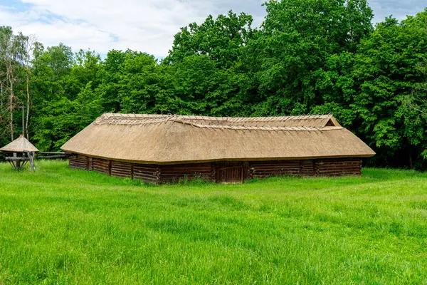 Ukrayna 'nın tipik bir antik evi, Ukrayna' daki geleneksel kırsal mimari ve kültür mirasını yansıtan, saman ile kaplıdır..