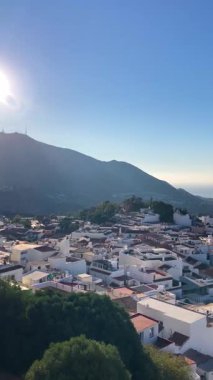 MIJAS, SPAIN - 7 Temmuz 2024: Kosta del Sol 'a tepeden bakan, İspanya' nın Endülüs kentindeki Mijas, Endülüs kentindeki beyaz yıkanmış binalar köyü ile tanınan büyüleyici beyaz İspanyol köyü
