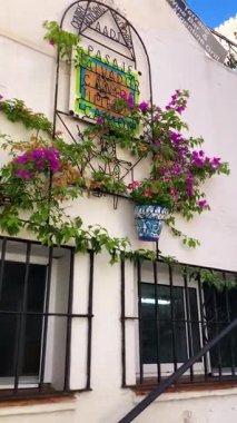 MIJAS, SPAIN - 7 Temmuz 2024: Kosta del Sol 'a tepeden bakan, İspanya' nın Endülüs kentindeki Mijas, Endülüs kentindeki beyaz yıkanmış binalar köyü ile tanınan büyüleyici beyaz İspanyol köyü