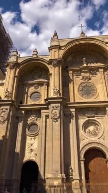 Granada, İspanya - 19 Ağustos 2024 'te İspanya' nın Granada kentindeki tarihi merkezde yaz yürüyüşü