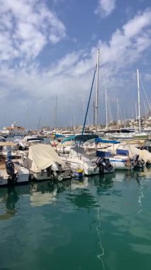 BENALMADENA, İspanya - 8 Eylül 2024: Benalmadena, Malaga, İspanya 'da yürüyüş 8 Eylül 2024