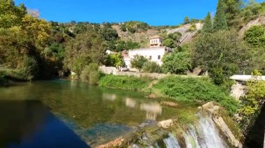 Central San Pascual hidroelektrik santrali Rio Grande nehrine yürüyüş yolu üzerinde, Yunquera, İspanya 