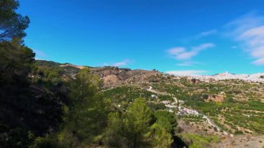 Yunquera, Endülüs, İspanya 'da rahat beyaz evleri olan tipik İspanyol köyüne panoramik manzara