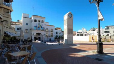 NERJA, İspanya - 22 Mart 2025: Büyüleyici şehir, İspanya 'nın Nerja Meydanı, 22 Mart 2025