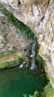 COVADONGA, İspanya - 6 Nisan 2025: Asturias 'taki Covadonga kutsal mağarası, bazilikası ve çarpıcı doğal çevresiyle bilinen tarihi bir dağ köyüdür..