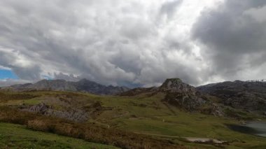 COVADONGA, İspanya - 6 Nisan 2025: İspanya 'nın Asturias kentindeki Picos de Europa dağlarında yer alan Covadonga Gölü' ne yürüyüş