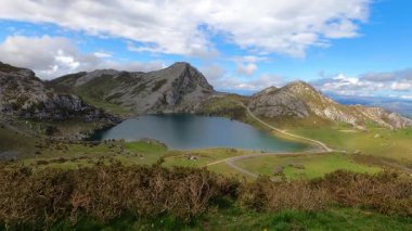 İspanya 'nın Asturias kentindeki Picos de Europa dağlarında yuva yapmış pitoresk Covadonga Gölleri nefes kesici doğal güzellik ve sükunet sunuyor.