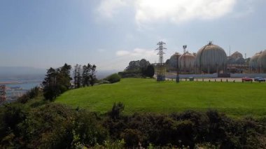 GijON, İspanya - 7 Nisan 2025: Gijn limanı Gijn, Asturias, İspanya 'daki manzaralı kıyı manzaraları arasında yerleşim yerleri