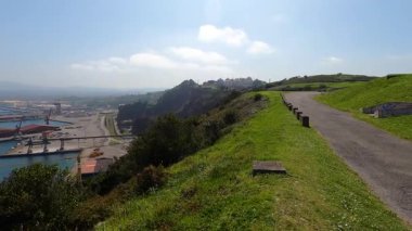 GijON, İspanya - 7 Nisan 2025: Gijn limanı Gijn, Asturias, İspanya 'daki manzaralı kıyı manzaraları arasında yerleşim yerleri