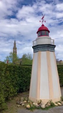 GIJON, SPAIN - 5 Nisan 2025: Atlantik Botanik Bahçesi, Gijon, Asturias, İspanya 'da yemyeşil, yerli bitki örtüsü ve dingin yürüyüş yollarıyla dolu muhteşem manzaralar sunmaktadır.