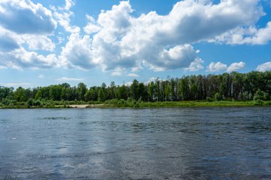 Kyiv bölgesindeki Desna Nehri 'nin pitoresk manzaraları yemyeşil, sakin sular ve dingin bir güzellikle büyülenir..