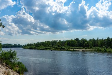 Kyiv bölgesindeki Desna Nehri 'nin pitoresk manzaraları yemyeşil, sakin sular ve dingin bir güzellikle büyülenir..