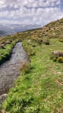 İlkbaharda eriyen kardan akan su akıntısı, Sierra Nevada, Endülüs, İspanya