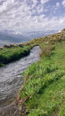 İlkbaharda eriyen kardan akan su akıntısı, Sierra Nevada, Endülüs, İspanya