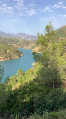 Guadalfeo Nehri 'ndeki Rezerv Kuralları, İspanya' nın Granada kentinde manzaralı manzaralar ve bölgesel öneme sahip çarpıcı dağlık arazilerin arasına yerleştirilmiş hayati bir su kütlesidir.