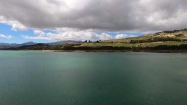 Los Bermejales Barajı, İspanya 'nın Granada eyaletindeki doğal manzaralar ve çam ormanlarıyla çevrili sakin bir su kütlesidir.