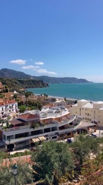 NERJA, İspanya - 22 Mart 2025: Büyüleyici şehrin muhteşem manzaraları 22 Mart 2025 'te İspanya' nın Nerja kentinde resim gibi bir atmosfer sunuyor.