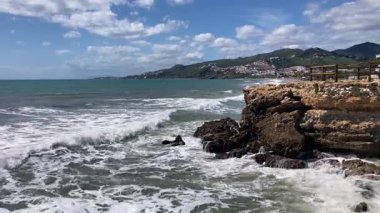 NERJA, İspanya - 22 Mart 2025: Büyüleyici şehrin muhteşem manzaraları 22 Mart 2025 'te İspanya' nın Nerja kentinde resim gibi bir atmosfer sunuyor.