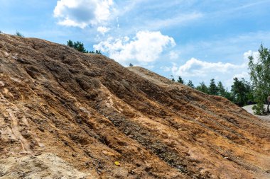 KOROSTYSHIV, UKRAINE - 21 Haziran 2020: Terk edilmiş Korostyshiv taş ocağı, derin mavi suları ve engebeli uçurumlarıyla dinlenme, balık tutma ve yüzme için manzaralı bir yer haline geldi..