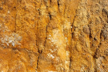 Doğal taşın yakın plan görüntüsü dokulu yüzeyinden akan mineral damarları ortaya çıkarıyor..