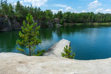 Derin mavi suları ve engebeli uçurumlarıyla terk edilmiş Korostyshiv taş ocağı dinlenme, balık tutma ve yüzme için manzaralı bir yer haline geldi..
