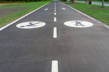 Ukrayna 'nın Kyiv kentindeki Muromets Parkı' ndaki bisiklet yolu, bisikletçiler ve doğa severler için huzurlu bir yol sunan yeşil manzaralı bir yolda esiyor..