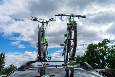 KYIV, UKRAINE - 8 AĞUSTOS 2020: Thule montları kullanılarak bir Renault Duster 'ın çatısında bisiklet güvence altına almak açık hava bisiklet macerası için güvenli ve verimli bir ulaşım sağlar.