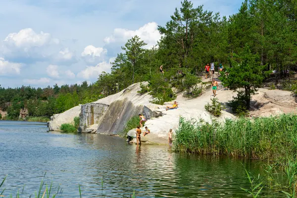 KOROSTYSHIV, UKRAINE - 21 Haziran 2020: Terk edilmiş Korostyshiv taş ocağı, derin mavi suları ve engebeli uçurumlarıyla dinlenme, balık tutma ve yüzme için manzaralı bir yer haline geldi..