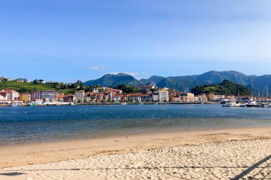 RIBADESELLA, İspanya - 15 Eylül 2024: 15 Eylül 2024 İspanya 'nın Ribadesella kentindeki güzel sahil köyü